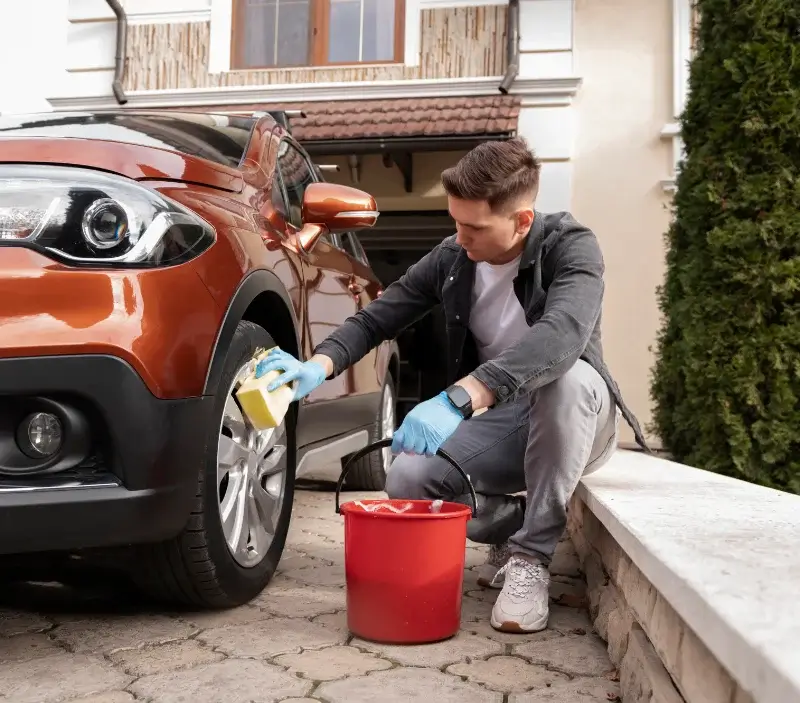 Lavage auto à domicile Agon-Coutainville : professionnel intervenant sur un véhicule